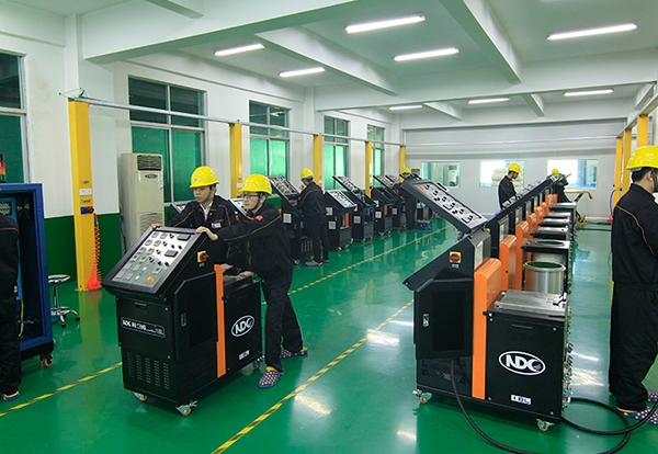 NDC為十多家領(lǐng)先的非織造布企業(yè)制造復(fù)合機(jī)，以應(yīng)對(duì)3月份的疫情。